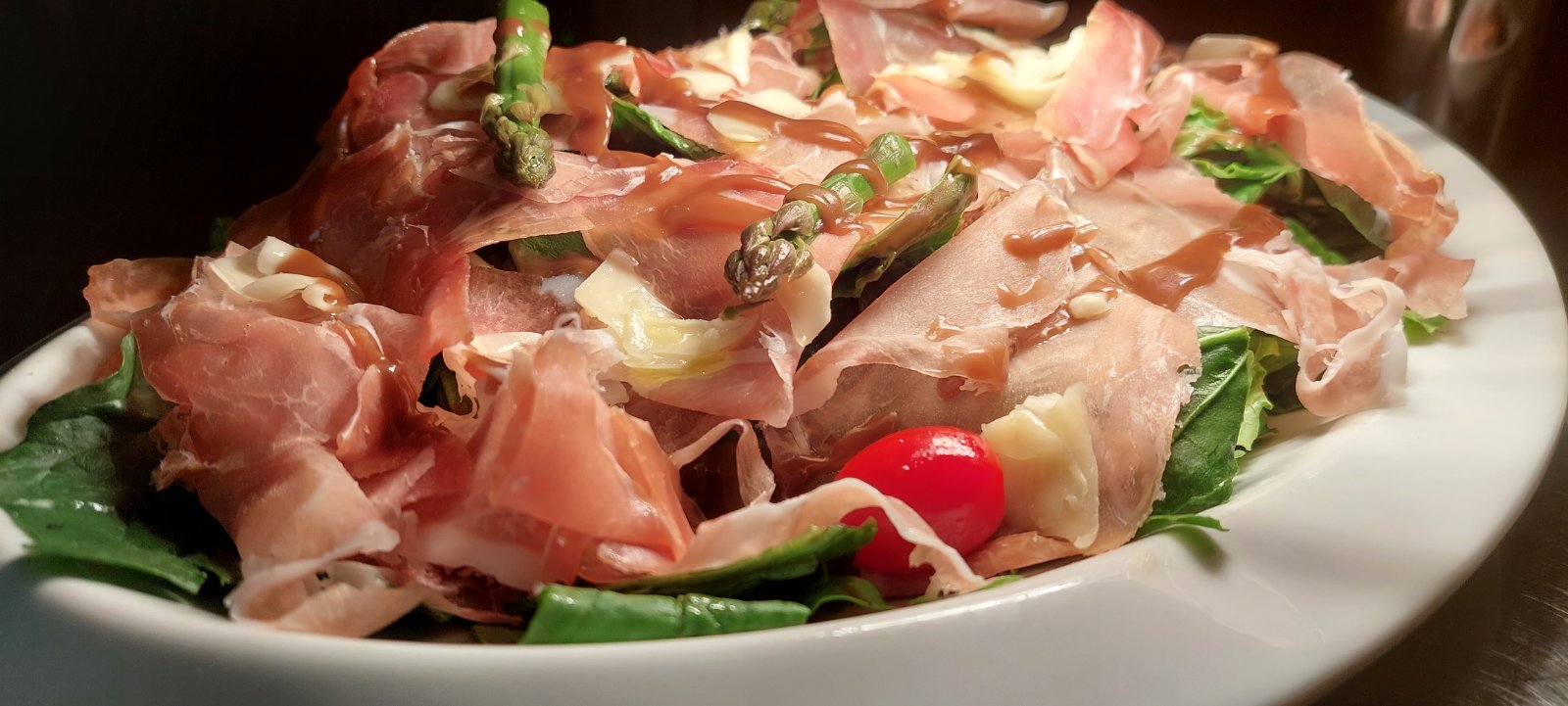 Kariatis Restaurant signature dishes Fresh Beef Fillet Carpaccio
Yellowfin Tuna With Black Prawn Crackers
Prosciutto & Truffle Foccacia
